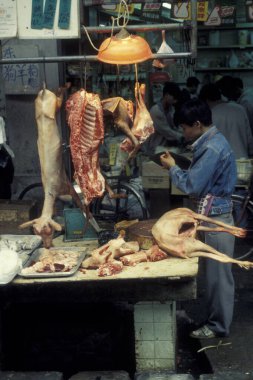 Doğu Asya 'daki Guangdong eyaletinin Guangzhou şehrindeki et ve hayvan pazarında taze et. Çin, Guangzhou, Nisan 2000