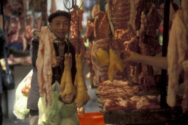 Doğu Asya 'da, Çin' in Sichuan bölgesinde Chongqing şehrindeki hayvan ve deniz ürünleri pazarında bir et pazarı. Çin, Xian, Nisan 2000