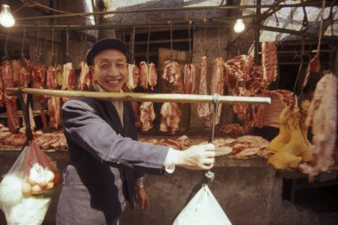 Doğu Asya 'da, Çin' in Sichuan bölgesinde Chongqing şehrindeki hayvan ve deniz ürünleri pazarında bir et pazarı. Çin, Xian, Nisan 2000