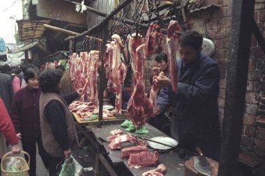  Doğu Asya 'nın Hubei eyaletindeki eski Wuhan şehrindeki hayvan ve deniz ürünleri pazarında et. Çin, Wuhan, Nisan 2000