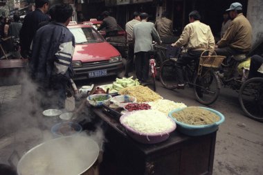  Doğu Asya 'daki Hubei eyaletinin eski Wuhan şehrindeki hayvan ve deniz ürünleri pazarı. Çin, Wuhan, Nisan 2000