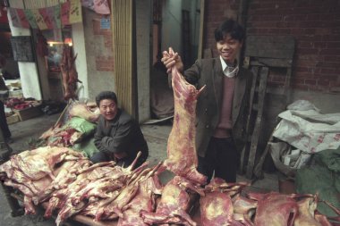 Doğu Asya 'nın Hubei eyaletindeki eski Wuhan şehrindeki hayvan ve deniz ürünleri pazarında köpek eti. Çin, Wuhan, Nisan 2000