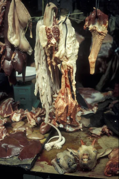 東アジアの中国広東省広州市の食肉 動物市場で新鮮な肉 2000年4月 — ストック写真
