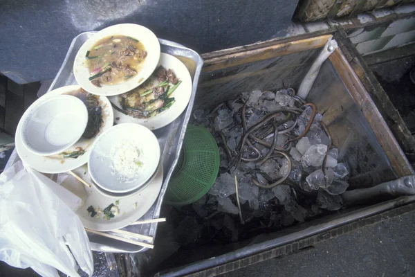 東アジアの中国広東省広州市の魚介類と動物市場で新鮮なウナギ 2000年4月 — ストック写真