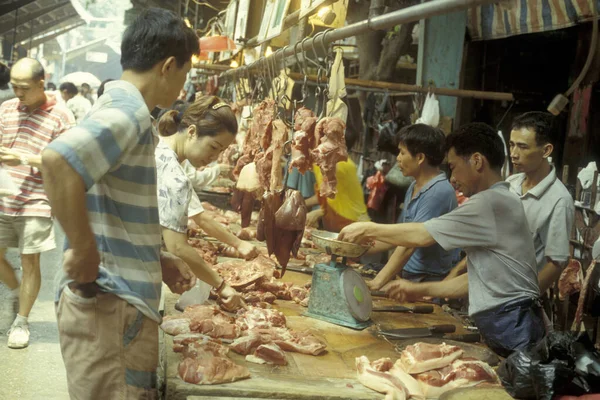 東アジアの中国広東省広州市の食肉 動物市場で新鮮な肉 2000年4月 — ストック写真