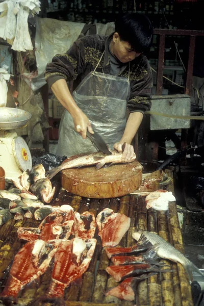 東アジアの中国広東省広州市の魚介類 動物市場で獲れた新鮮な魚 2000年4月 — ストック写真