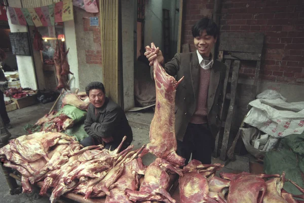 東アジアの中国湖北省武漢市の旧市街の動物や魚介類市場で犬肉 2000年4月中国 — ストック写真