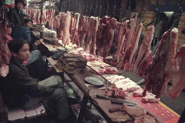 Maet, Doğu Asya 'daki Hubei eyaletinin eski Wuhan şehrindeki hayvan ve deniz ürünleri pazarında. Çin, Wuhan, Nisan 2000
