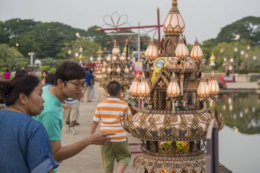 Tayland 'ın Provinz Sukhothai kentindeki Sukhothai' deki tarihi parktaki Loy Krathong Festivali 'nde bir Krathong. Tayland, Sukhothai, Kasım 2019
