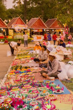 Tayland 'ın Provinz Sukhothai kentindeki Sukhothai Tarihi Parkı' ndaki Loy Krathong Festivali 'nde el yapımı Krathong satan bir dükkan. Tayland, Sukhothai, Kasım 2019