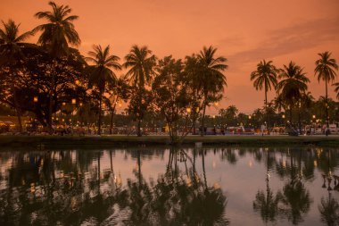 Tayland 'ın Provinz Sukhothai kentindeki Sukhothai' deki tarihi parktaki Loy Krathong Festivali. Tayland, Sukhothai, Kasım 2019