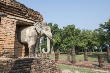 Tayland 'ın Provinz Sukhothai kentindeki Sukhothai' deki tarihi parktaki Wat Chang Lom Tapınağı. Tayland, Sukhothai, Kasım 2019