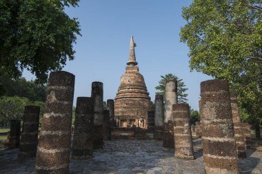 Tayland 'ın Provinz Sukhothai kentindeki Sukhothai' deki tarihi parktaki Wat Chang Lom Tapınağı. Tayland, Sukhothai, Kasım 2019