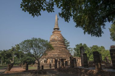 Tayland 'ın Provinz Sukhothai kentindeki Sukhothai' deki tarihi parktaki Wat Chang Lom Tapınağı. Tayland, Sukhothai, Kasım 2019
