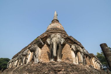 Tayland 'ın Provinz Sukhothai kentindeki Sukhothai' deki tarihi parktaki Wat Chang Lom Tapınağı. Tayland, Sukhothai, Kasım 2019