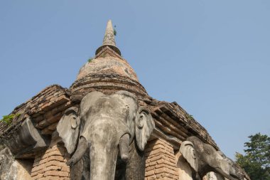 Tayland 'ın Provinz Sukhothai kentindeki Sukhothai' deki tarihi parktaki Wat Chang Lom Tapınağı. Tayland, Sukhothai, Kasım 2019