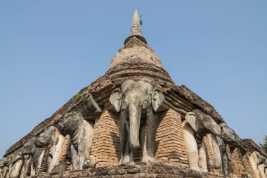 Tayland 'ın Provinz Sukhothai kentindeki Sukhothai' deki tarihi parktaki Wat Chang Lom Tapınağı. Tayland, Sukhothai, Kasım 2019