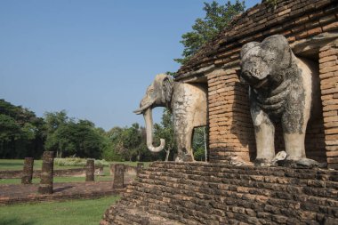 Tayland 'ın Provinz Sukhothai kentindeki Sukhothai' deki tarihi parktaki Wat Chang Lom Tapınağı. Tayland, Sukhothai, Kasım 2019
