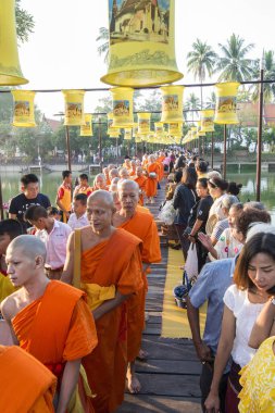 Tayland 'ın Provinz Sukhothai kentindeki Sukhothai Tarihi Parkı' nda düzenlenen Loy Krathong Festivali 'nde Budizm Keşiş töreni. Tayland, Sukhothai, Kasım 2019