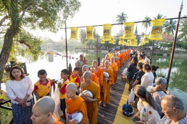 Tayland 'ın Provinz Sukhothai kentindeki Sukhothai Tarihi Parkı' nda düzenlenen Loy Krathong Festivali 'nde Budizm Keşiş töreni. Tayland, Sukhothai, Kasım 2019