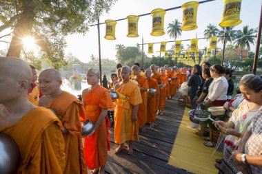 Tayland 'ın Provinz Sukhothai kentindeki Sukhothai Tarihi Parkı' nda düzenlenen Loy Krathong Festivali 'nde Budizm Keşiş töreni. Tayland, Sukhothai, Kasım 2019