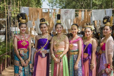 Tayland 'ın Provinz Sukhothai kentindeki Sukhothai' deki Tarihi Park 'ta düzenlenen Loy Krathong Festivali' nde geleneksel kostümlü insanlar. Tayland, Sukhothai, Kasım 2019