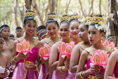 Tayland 'ın Provinz Sukhothai kentindeki Sukhothai' deki Tarihi Park 'ta düzenlenen Loy Krathong Festivali' nde geleneksel kostümlü insanlar. Tayland, Sukhothai, Kasım 2019