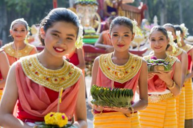 Tayland 'ın Provinz Sukhothai kentindeki Sukhothai' deki Tarihi Park 'ta düzenlenen Loy Krathong Festivali' nde geleneksel kostümlü insanlar. Tayland, Sukhothai, Kasım 2019