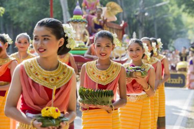 Tayland 'ın Provinz Sukhothai kentindeki Sukhothai' deki Tarihi Park 'ta düzenlenen Loy Krathong Festivali' nde geleneksel kostümlü insanlar. Tayland, Sukhothai, Kasım 2019