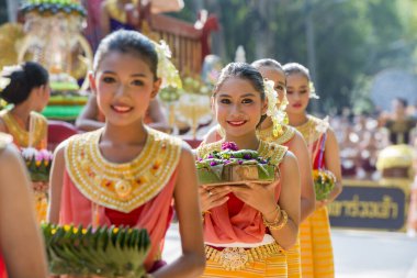 Tayland 'ın Provinz Sukhothai kentindeki Sukhothai' deki Tarihi Park 'ta düzenlenen Loy Krathong Festivali' nde geleneksel kostümlü insanlar. Tayland, Sukhothai, Kasım 2019