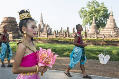Tayland 'ın Provinz Sukhothai şehrinde, Sukhothai' deki tarihi parktaki Wat mahathat 'nin önündeki Loy Krathong Festivali' nde geleneksel giyinmiş Taylandlılar. Tayland, Sukhothai, Kasım 2019