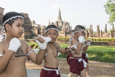Tayland 'ın Provinz Sukhothai kentindeki Sukhothai' deki tarihi parktaki Wat mahathat 'nin önündeki Loy Krathong Festivali' nde Muay Thai boksörleri. Tayland, Sukhothai, Kasım 2019
