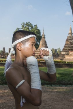 Tayland 'ın Provinz Sukhothai kentindeki Sukhothai' deki tarihi parktaki Wat mahathat 'nin önündeki Loy Krathong Festivali' nde Muay Thai boksörleri. Tayland, Sukhothai, Kasım 2019