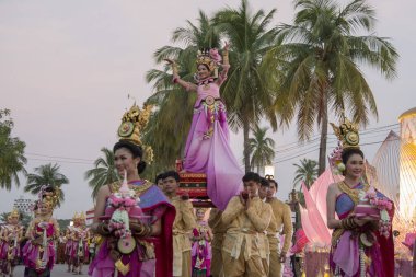 Tayland 'ın Provinz Sukhothai kentindeki Sukhothai' deki Tarihi Park 'ta düzenlenen Loy Krathong Festivali' nde geleneksel kostümlü insanlar. Tayland, Sukhothai, Kasım 2019