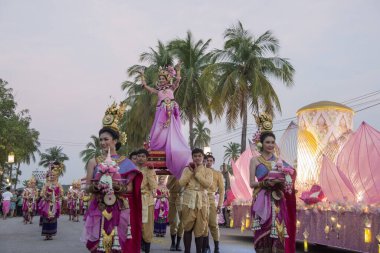 Tayland 'ın Provinz Sukhothai kentindeki Sukhothai' deki Tarihi Park 'ta düzenlenen Loy Krathong Festivali' nde geleneksel kostümlü insanlar. Tayland, Sukhothai, Kasım 2019