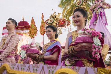 Tayland 'ın Provinz Sukhothai kentindeki Sukhothai' deki Tarihi Park 'ta düzenlenen Loy Krathong Festivali' nde geleneksel kostümlü insanlar. Tayland, Sukhothai, Kasım 2019