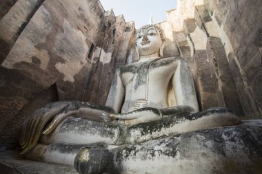 Buda 'nın Wat Si Chum' daki tarihi parktaki Provinz Sukhothai, Tayland 'da. Tayland, Sukhothai, Kasım 2019