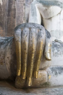 Buda 'nın Wat Si Chum' daki tarihi parktaki Provinz Sukhothai, Tayland 'da. Tayland, Sukhothai, Kasım 2019