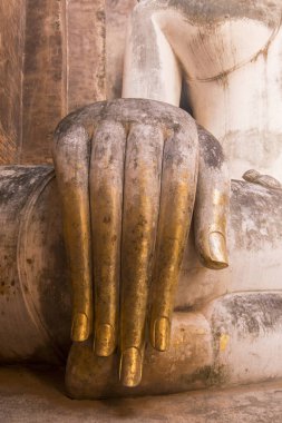 Buda 'nın Wat Si Chum' daki tarihi parktaki Provinz Sukhothai, Tayland 'da. Tayland, Sukhothai, Kasım 2019