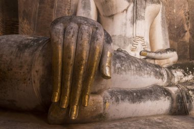 Buda 'nın Wat Si Chum' daki tarihi parktaki Provinz Sukhothai, Tayland 'da. Tayland, Sukhothai, Kasım 2019