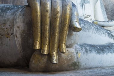 Buda 'nın Wat Si Chum' daki tarihi parktaki Provinz Sukhothai, Tayland 'da. Tayland, Sukhothai, Kasım 2019