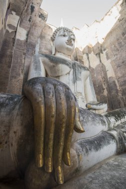 Buda 'nın Wat Si Chum' daki tarihi parktaki Provinz Sukhothai, Tayland 'da. Tayland, Sukhothai, Kasım 2019