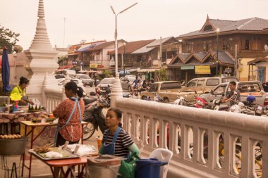 Tayland 'ın Provinz Sukhothai kentindeki Sukhothai' deki tarihi parktaki Eski Sukhothai kasabası. Tayland, Sukhothai, Kasım 2019