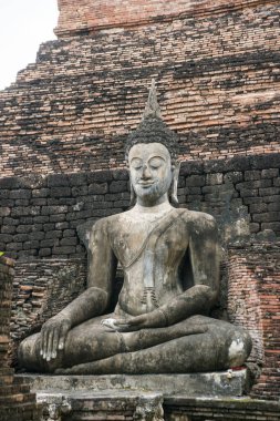 Tayland 'ın Provinz Sukhothai kentindeki Sukhothai' deki tarihi parktaki Wat Mahathat Tapınağı 'nda bir Buda heykeli. Tayland, Sukhothai, Kasım 2019