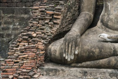 Tayland 'ın Provinz Sukhothai kentindeki Sukhothai' deki tarihi parktaki Wat Mahathat Tapınağı 'nda bir Buda heykeli. Tayland, Sukhothai, Kasım 2019