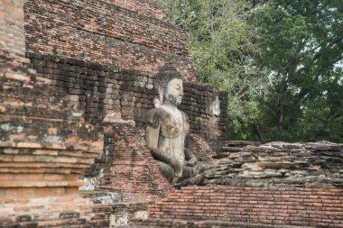 Tayland 'ın Provinz Sukhothai kentindeki Sukhothai' deki tarihi parktaki Wat Mahathat Tapınağı 'nda bir Buda heykeli. Tayland, Sukhothai, Kasım 2019