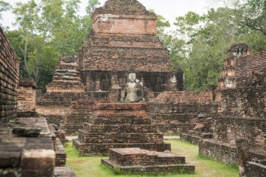 Tayland 'ın Provinz Sukhothai kentindeki Sukhothai' deki tarihi parktaki Wat Mahathat Tapınağı 'nda bir Buda heykeli. Tayland, Sukhothai, Kasım 2019