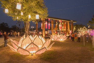 Tayland 'ın Provinz Sukhothai kentindeki Sukhothai' deki tarihi parktaki Loy Krathong Festivali 'nde bir Krathong. Tayland, Sukhothai, Kasım 2019