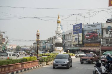 Tayland 'daki Provinz Sukhothai şehrinin şehir merkezindeki saat kulesi. Tayland, Sukhothai, Kasım 2019