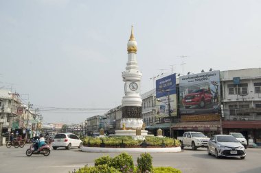 Tayland 'daki Provinz Sukhothai şehrinin şehir merkezindeki saat kulesi. Tayland, Sukhothai, Kasım 2019